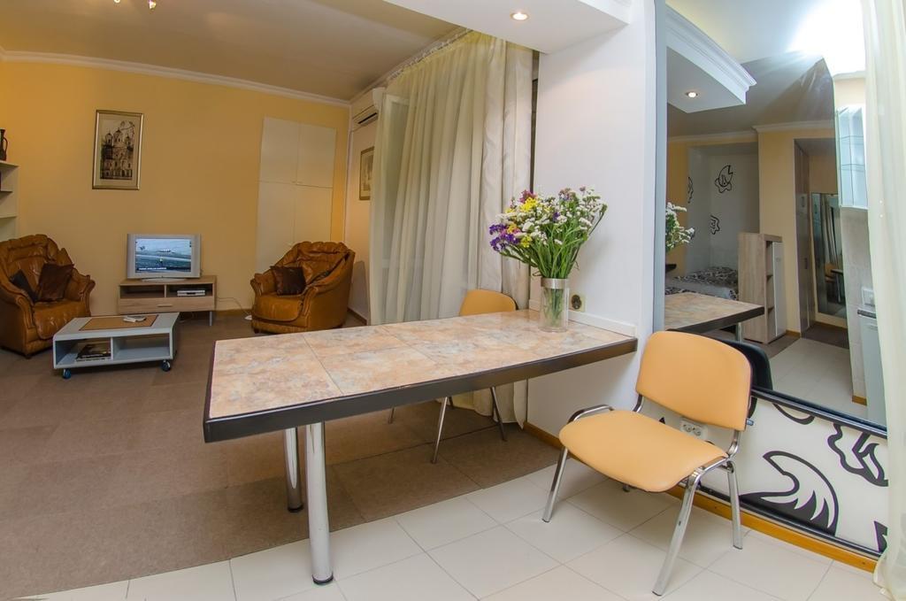 Apartment Triokhsviatytelskaya Street 3 Kiev Luaran gambar